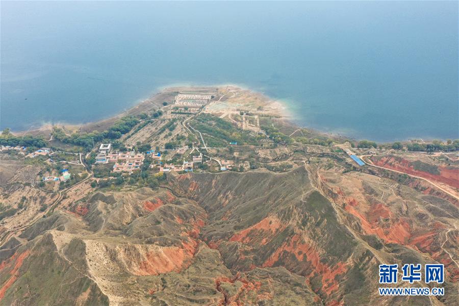 這是10月14日拍攝的劉家峽“黃河三灣”一景（無(wú)人機(jī)照片）。 在甘肅省永靖縣劉家峽水庫(kù)沿岸，三塬鎮(zhèn)的“黃河三灣”——蔚海灣、碧海灣、金海灣山明水秀，秋色宜人，是秋季鄉(xiāng)村旅游的好去處。 新華社記者 郎兵兵 攝