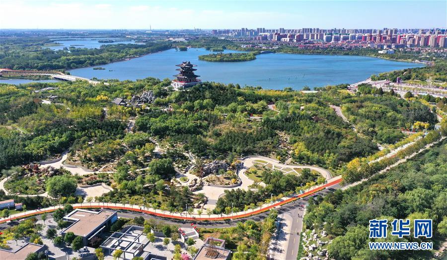 這是10月20日拍攝的唐山市南湖景區(qū)（無人機(jī)照片）。 河北省唐山市南湖景區(qū)是唐山市的“城市綠肺”，由開灤煤礦采煤沉降地經(jīng)過綜合治理形成。秋季，南湖景區(qū)層林盡染、花海斑斕、湖水清澈，景區(qū)建筑與水面交相輝映，美不勝收，成為市民休閑、健身的好場所。 新華社記者 牟宇 攝