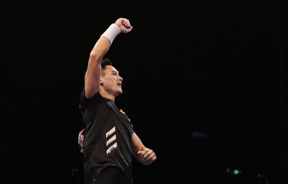 陜西隊選手姚捷在男子撐桿跳高比賽中獲勝后慶祝。新華社記者 江宏景 攝