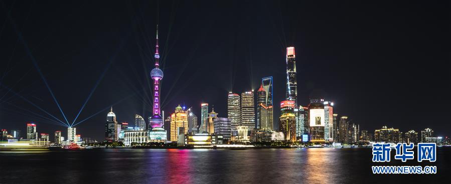 (第三屆進(jìn)博會)(3)光影秀律動黃浦江