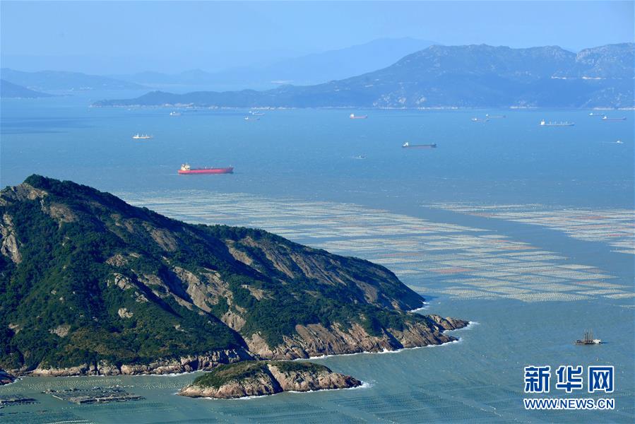 11月10日拍攝的連江縣安凱鄉(xiāng)的“海上牧場(chǎng)”。 當(dāng)日，在福建省福州市連江縣的“海上牧場(chǎng)”，漁民駕船穿梭在養(yǎng)殖網(wǎng)箱和浮標(biāo)之間，呈現(xiàn)出一幅海上漁耕的壯美畫(huà)卷。 新華社記者 魏培全 攝
