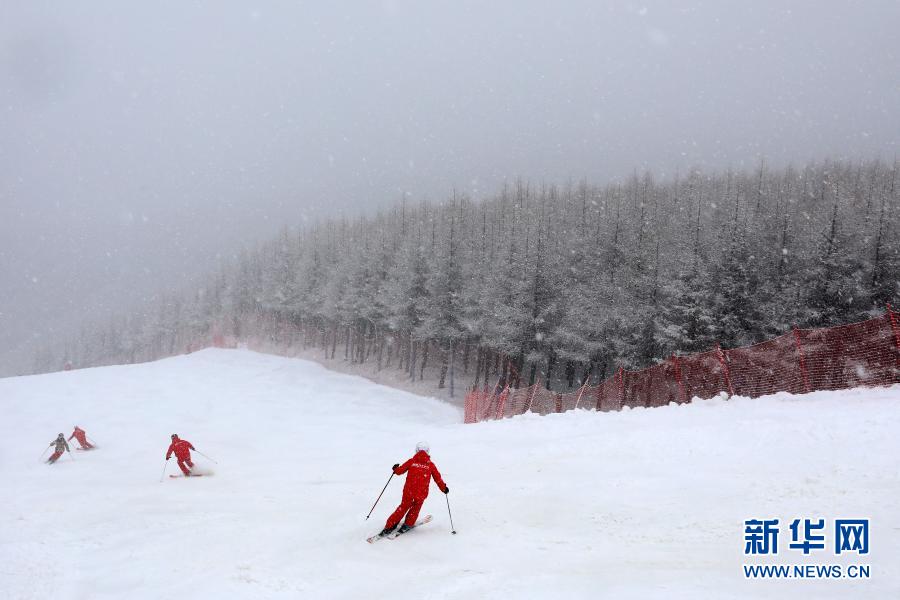 11月18日，滑雪愛好者在崇禮區(qū)一滑雪場滑雪。當日，河北省張家口市崇禮區(qū)迎來一場大范圍降雪，滑雪場銀裝素裹，吸引人們前往體驗滑雪的魅力。新華社發(fā)（武殿森 攝）