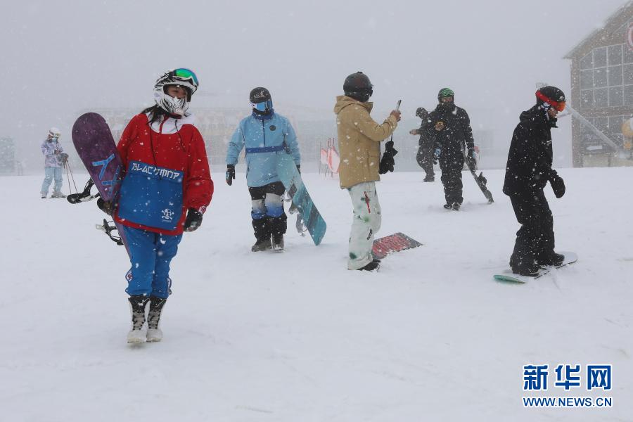11月18日，滑雪愛好者進入崇禮區(qū)一滑雪場，準備滑雪。當日，河北省張家口市崇禮區(qū)迎來一場大范圍降雪，滑雪場銀裝素裹，吸引人們前往體驗滑雪的魅力。新華社發(fā)（武殿森 攝）