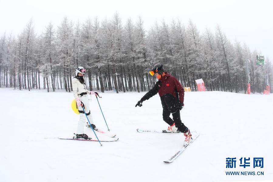 11月18日，滑雪愛好者在崇禮區(qū)一滑雪場滑雪。當日，河北省張家口市崇禮區(qū)迎來一場大范圍降雪，滑雪場銀裝素裹，吸引人們前往體驗滑雪的魅力。新華社發(fā)（武殿森 攝）