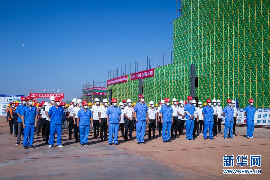 11月19日，在老撾首都萬象，中老建設(shè)者參加萬象站站房封頂儀式。當(dāng)日，中老鐵路萬象站站房封頂儀式在萬象舉行，這標(biāo)志著萬象站順利完成主體結(jié)構(gòu)建設(shè)任務(wù)，轉(zhuǎn)入二次結(jié)構(gòu)和裝飾裝修施工階段。新華社發(fā)（凱喬攝）