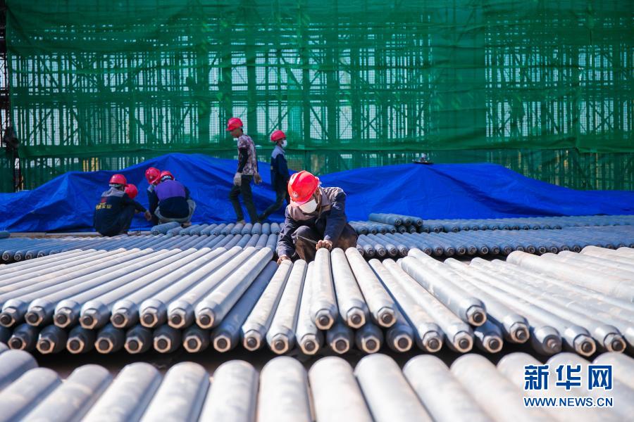 11月19日，在老撾首都萬象，建筑工人在萬象站施工現(xiàn)場工作。當(dāng)日，中老鐵路萬象站站房封頂儀式在萬象舉行，這標(biāo)志著萬象站順利完成主體結(jié)構(gòu)建設(shè)任務(wù)，轉(zhuǎn)入二次結(jié)構(gòu)和裝飾裝修施工階段。新華社發(fā)（凱喬攝）