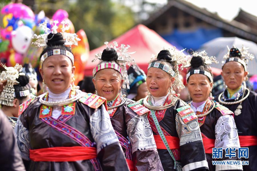        11月21日，在貴州省丹寨縣揚武鎮(zhèn)烏灣村，少數(shù)民族群眾身著節(jié)日盛裝參加“吃新節(jié)”?！　‘?dāng)日，貴州省黔東南苗族侗族自治州丹寨縣揚武鎮(zhèn)烏灣村舉行傳統(tǒng)“吃新節(jié)”，來自周邊村寨的上千名少數(shù)民族群眾，穿戴著傳統(tǒng)節(jié)日盛裝歡聚一堂，共慶佳節(jié)?！　⌒氯A社發(fā)（凱尚宇 攝）