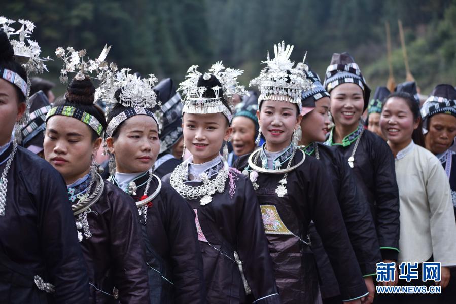        11月21日，在貴州省丹寨縣揚武鎮(zhèn)烏灣村，少數(shù)民族群眾身著節(jié)日盛裝參加“吃新節(jié)”?！　‘?dāng)日，貴州省黔東南苗族侗族自治州丹寨縣揚武鎮(zhèn)烏灣村舉行傳統(tǒng)“吃新節(jié)”，來自周邊村寨的上千名少數(shù)民族群眾，穿戴著傳統(tǒng)節(jié)日盛裝歡聚一堂，共慶佳節(jié)。　　新華社發(fā)（楊武魁 攝）