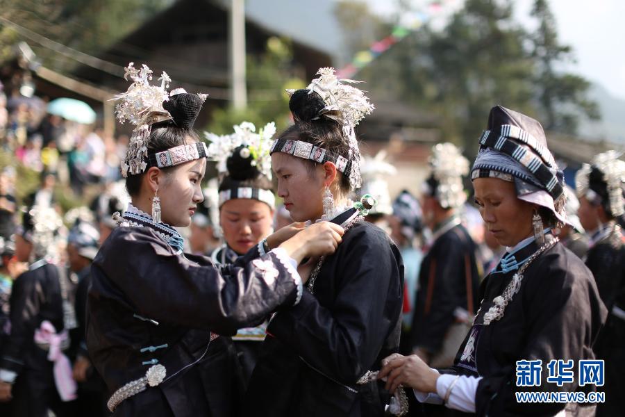       11月21日，在貴州省丹寨縣揚武鎮(zhèn)烏灣村，少數(shù)民族群眾在蘆笙場上整理盛裝?！　‘?dāng)日，貴州省黔東南苗族侗族自治州丹寨縣揚武鎮(zhèn)烏灣村舉行傳統(tǒng)“吃新節(jié)”，來自周邊村寨的上千名少數(shù)民族群眾，穿戴著傳統(tǒng)節(jié)日盛裝歡聚一堂，共慶佳節(jié)?！　⌒氯A社發(fā)（黃曉海 攝）