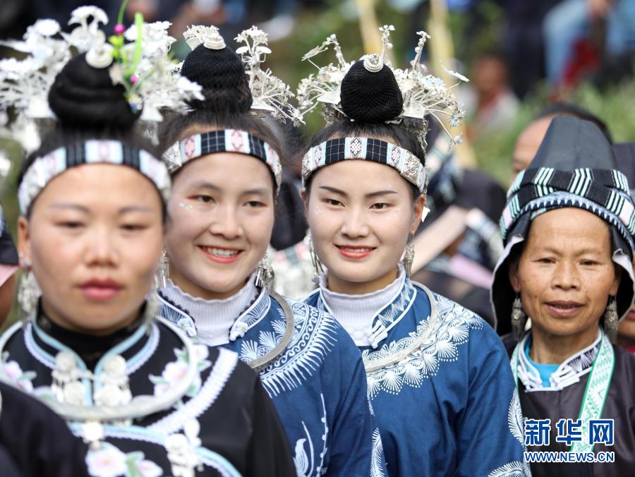         11月21日，在貴州省丹寨縣揚武鎮(zhèn)烏灣村，少數(shù)民族群眾身著節(jié)日盛裝參加“吃新節(jié)”。　　當(dāng)日，貴州省黔東南苗族侗族自治州丹寨縣揚武鎮(zhèn)烏灣村舉行傳統(tǒng)“吃新節(jié)”，來自周邊村寨的上千名少數(shù)民族群眾，穿戴著傳統(tǒng)節(jié)日盛裝歡聚一堂，共慶佳節(jié)。　　新華社發(fā)（陸德華 攝）