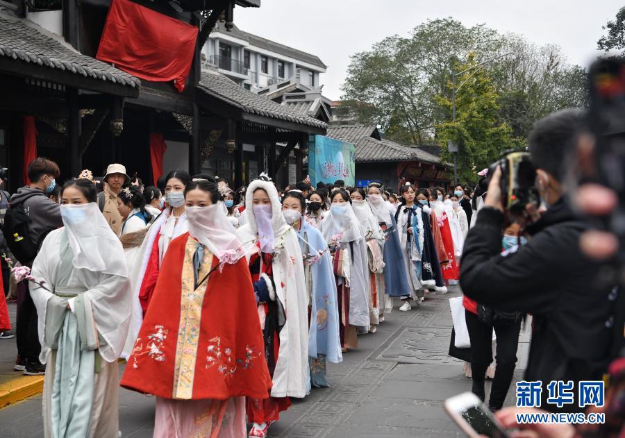 11月22日，在成都市文殊坊，漢服愛好者們參加漢服巡游活動。當日，“天府相邀 美麗之約”漢服文化節(jié)在成都市文殊坊拉開序幕。眾多漢服愛好者身著各種風格的傳統(tǒng)漢服，在文殊坊進行漢服巡游，展示漢服文化魅力。新華社記者 王曦 攝