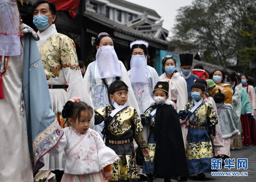 11月22日，在成都市文殊坊，漢服愛好者帶著孩子參加漢服巡游活動。當日，“天府相邀 美麗之約”漢服文化節(jié)在成都市文殊坊拉開序幕。眾多漢服愛好者身著各種風格的傳統(tǒng)漢服，在文殊坊進行漢服巡游，展示漢服文化魅力。新華社記者 李力可 攝