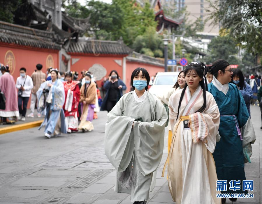 11月22日，在成都市文殊坊，漢服愛好者身著各種風格的漢服出行。當日，“天府相邀 美麗之約”漢服文化節(jié)在成都市文殊坊拉開序幕。眾多漢服愛好者身著各種風格的傳統(tǒng)漢服，在文殊坊進行漢服巡游，展示漢服文化魅力。新華社記者 李力可 攝