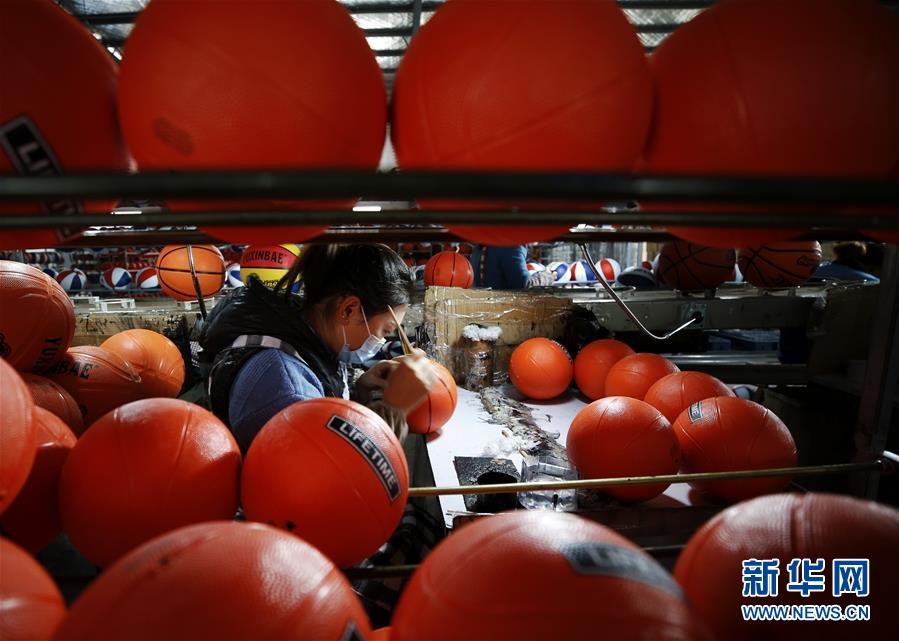 11月25日，在泗洪經濟開發(fā)區(qū)一制球企業(yè)，曾經在外打工的返鄉(xiāng)農民王欣平在生產車間忙碌。 江蘇省宿遷市泗洪縣是勞務輸出大縣。近年來，泗洪縣采取一系列措施鼓勵企業(yè)提供長期用工、短期用工、季節(jié)用工、臨時用工等不同就業(yè)崗位，吸引在外務工的勞動力返鄉(xiāng)靈活就業(yè)，確保收入不減少的前提下又能照顧家庭，助推當地鄉(xiāng)村振興。 新華社發(fā)（許昌亮 攝）