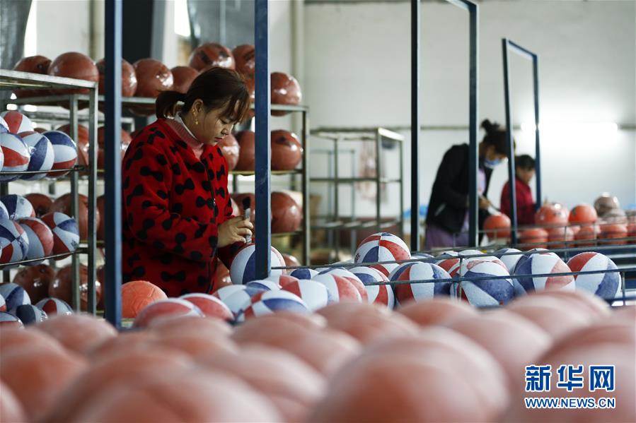 11月25日，在泗洪經濟開發(fā)區(qū)一制球企業(yè)，曾經在外打工的返鄉(xiāng)農民李彩英（左）在生產車間忙碌。 江蘇省宿遷市泗洪縣是勞務輸出大縣。近年來，泗洪縣采取一系列措施鼓勵企業(yè)提供長期用工、短期用工、季節(jié)用工、臨時用工等不同就業(yè)崗位，吸引在外務工的勞動力返鄉(xiāng)靈活就業(yè)，確保收入不減少的前提下又能照顧家庭，助推當地鄉(xiāng)村振興。 新華社發(fā)（許昌亮 攝）