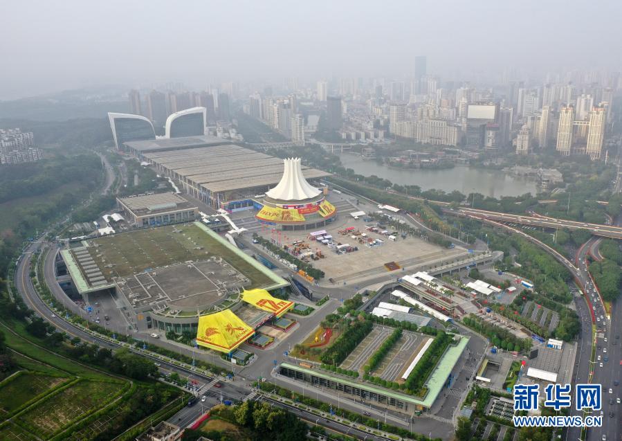 這是南寧國際會展中心及周邊建筑（11月26日攝，無人機照片）。第17屆中國—東盟博覽會、中國—東盟商務與投資峰會將于11月27日至30日在廣西南寧市舉行。南寧市是中國—東盟博覽會的永久舉辦地。新華社記者 陸波岸 攝
