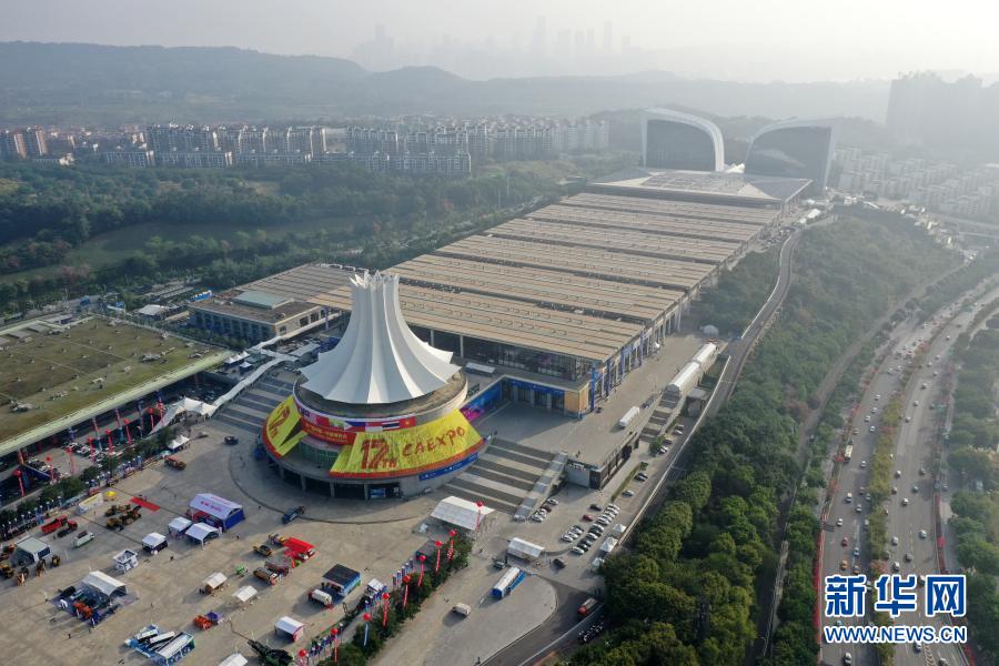 這是南寧國際會展中心及周邊建筑（11月26日攝，無人機照片）。第17屆中國—東盟博覽會、中國—東盟商務與投資峰會將于11月27日至30日在廣西南寧市舉行。南寧市是中國—東盟博覽會的永久舉辦地。新華社記者 陸波岸 攝