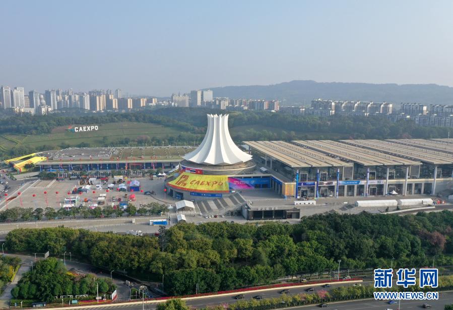 這是南寧國際會展中心及周邊建筑（11月26日攝，無人機照片）。第17屆中國—東盟博覽會、中國—東盟商務與投資峰會將于11月27日至30日在廣西南寧市舉行。南寧市是中國—東盟博覽會的永久舉辦地。新華社記者 陸波岸 攝