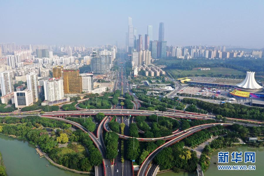 這是南寧國際會展中心及周邊建筑（11月26日攝，無人機照片）。第17屆中國—東盟博覽會、中國—東盟商務與投資峰會將于11月27日至30日在廣西南寧市舉行。南寧市是中國—東盟博覽會的永久舉辦地。新華社記者 陸波岸 攝