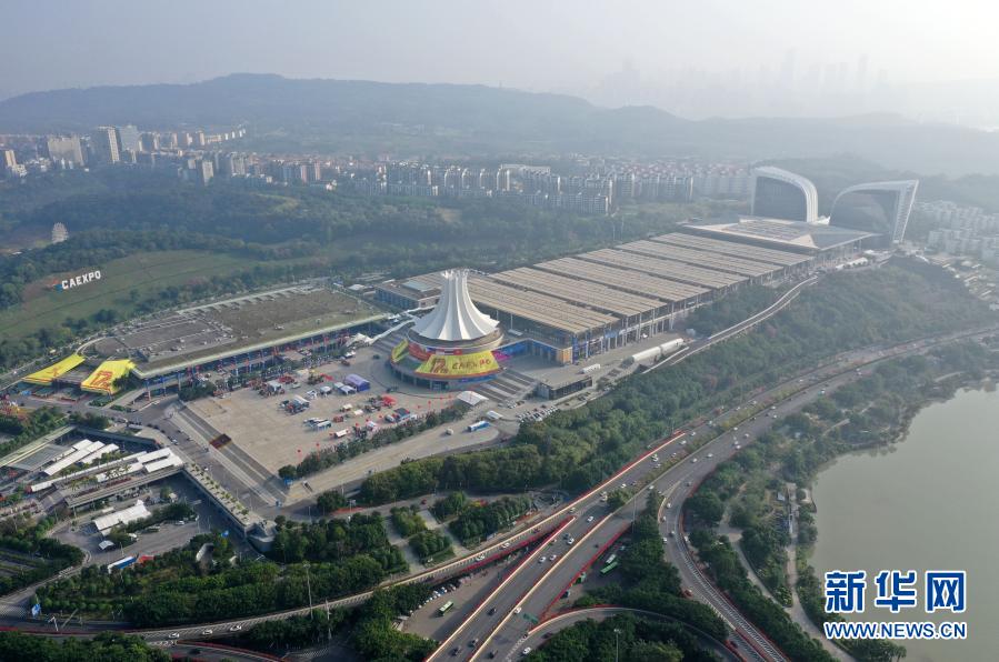 這是南寧國際會展中心及周邊建筑（11月26日攝，無人機照片）。第17屆中國—東盟博覽會、中國—東盟商務與投資峰會將于11月27日至30日在廣西南寧市舉行。南寧市是中國—東盟博覽會的永久舉辦地。新華社記者 陸波岸 攝