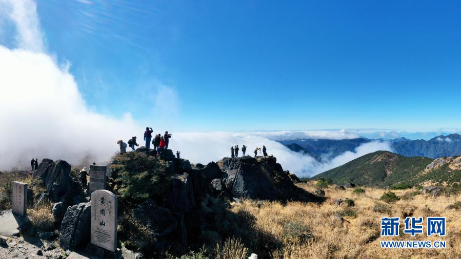 12月1日，人們?cè)谠旗F繚繞的武夷主峰黃崗山頂參觀（無人機(jī)照片）。當(dāng)日，位于武夷山國家公園核心區(qū)內(nèi)的武夷斷裂帶與海拔2160.8米的武夷主峰黃崗山云霧繚繞，美若仙境。福建省武夷山國家公園是全國10個(gè)國家公園體制試點(diǎn)區(qū)之一，擁有210.7平方公里未受人為破壞的原生性森林植被，保存了世界同緯度帶最完整、最典型、面積最大的中亞熱帶原生性森林生態(tài)系統(tǒng)。新華社記者 姜克紅 攝