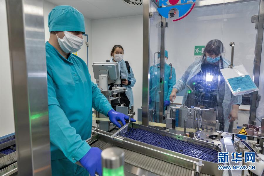 這是12月22日在哈薩克斯坦卡拉干達(dá)州一家制藥廠拍攝的“衛(wèi)星V”新冠疫苗生產(chǎn)線。哈薩克斯坦衛(wèi)生部說，俄制“衛(wèi)星V”疫苗預(yù)計(jì)將在明年2月11日前在哈薩克斯坦完成注冊，制藥廠將在明年2月、3月和4月分別生產(chǎn)8萬、15萬和60萬劑疫苗，醫(yī)務(wù)人員、超過65歲的老人和慢性病患者將優(yōu)先接種。新華社發(fā)（奧斯帕諾夫 攝）