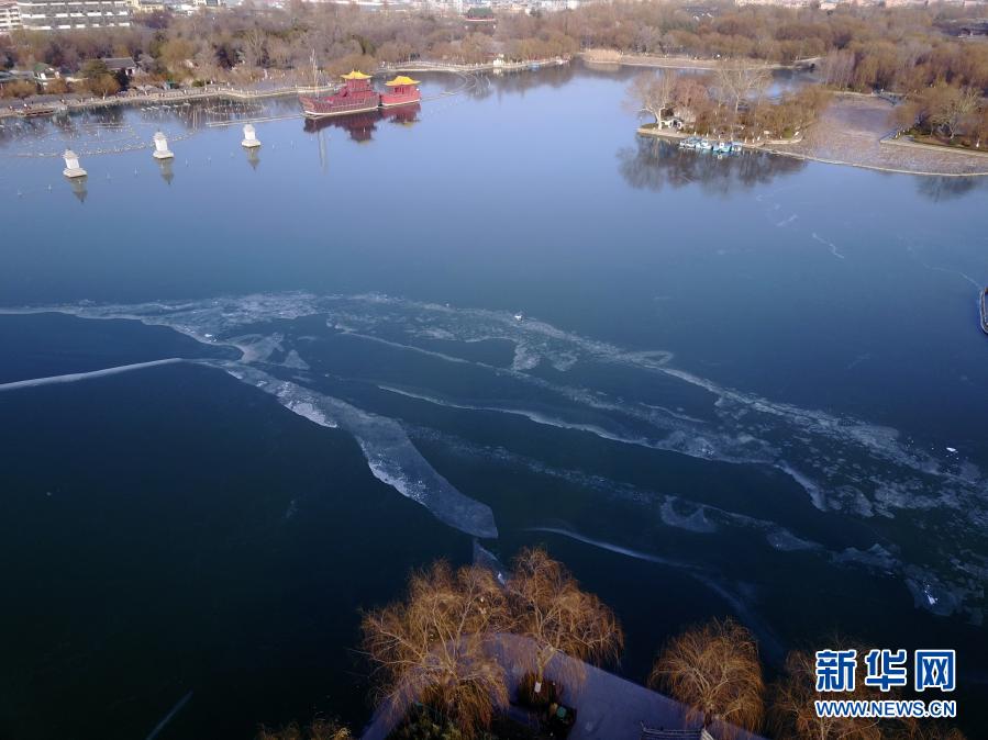 1月11日拍攝的湖面結(jié)冰的大明湖（無(wú)人機(jī)照片）。日前，受持續(xù)低溫天氣影響，濟(jì)南大明湖湖面全部結(jié)冰。據(jù)介紹，由于有泉水注入，往年冬季大明湖只有湖岸附近水面結(jié)冰，全湖冰封比較罕見(jiàn)。新華社發(fā)