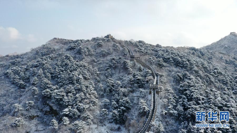 　　1月19日拍攝的北京懷柔慕田峪長(zhǎng)城雪景（無(wú)人機(jī)照片）?！　‘?dāng)日，北京懷柔慕田峪長(zhǎng)城被茫茫白雪覆蓋，一派北國(guó)壯美風(fēng)光?！　⌒氯A社發(fā)（卜向東 攝）
