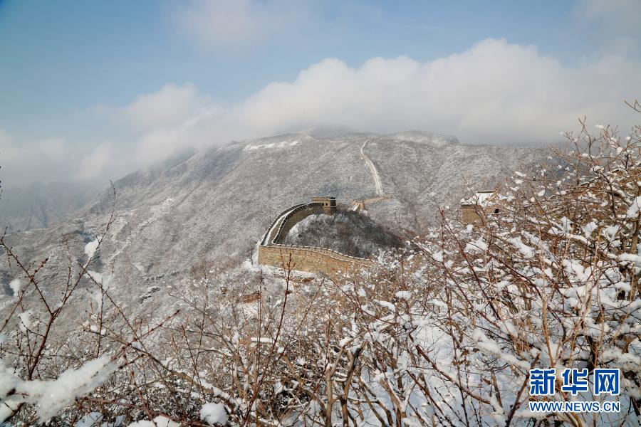 　　1月19日拍攝的北京懷柔慕田峪長(zhǎng)城雪景。　　當(dāng)日，北京懷柔慕田峪長(zhǎng)城被茫茫白雪覆蓋，一派北國(guó)壯美風(fēng)光。　　新華社發(fā)（卜向東 攝）