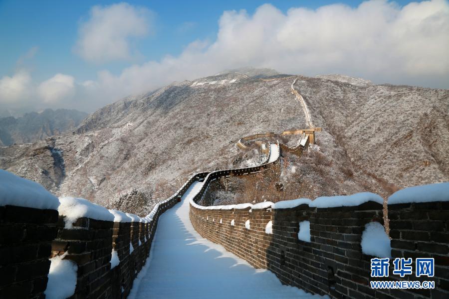 　　1月19日拍攝的北京懷柔慕田峪長(zhǎng)城雪景?！　‘?dāng)日，北京懷柔慕田峪長(zhǎng)城被茫茫白雪覆蓋，一派北國(guó)壯美風(fēng)光?！　⌒氯A社發(fā)（卜向東 攝）