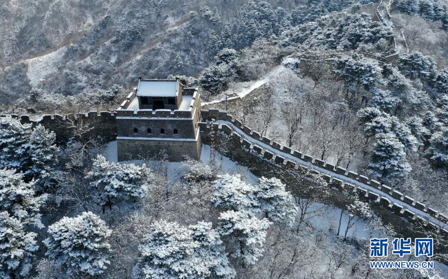 　　1月19日拍攝的北京懷柔慕田峪長(zhǎng)城雪景（無(wú)人機(jī)照片）?！　‘?dāng)日，北京懷柔慕田峪長(zhǎng)城被茫茫白雪覆蓋，一派北國(guó)壯美風(fēng)光。　　新華社發(fā)（卜向東 攝）