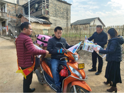 （廣西藤縣政法委深入農(nóng)村開展反邪教宣傳）藤縣政法委深入農(nóng)村地區(qū)村屯開展反邪教宣傳829