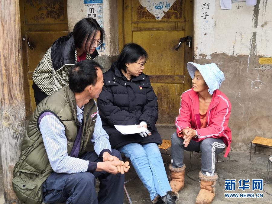 　　2月9日，張桂梅在家訪時與學(xué)生家長交談。新華社發(fā)（王秀麗 攝）