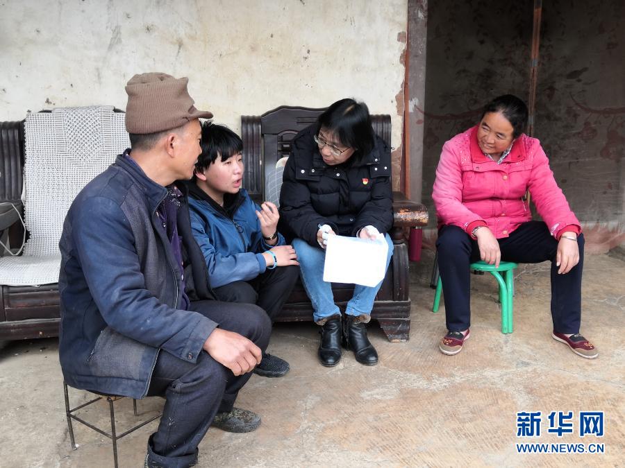 　　2月9日，張桂梅在家訪時與學(xué)生交談。新華社發(fā)（王秀麗 攝）