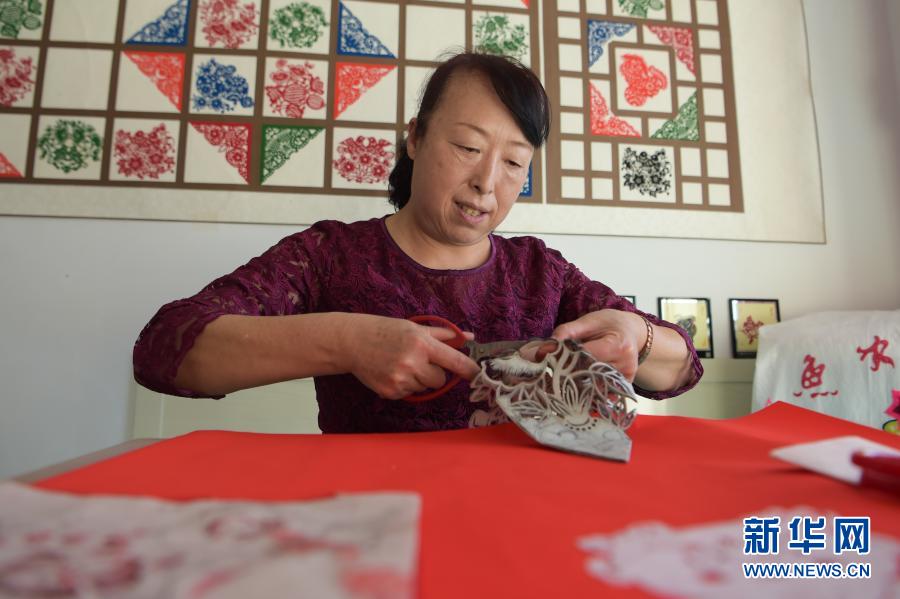 　　2月21日，在烏海市海南區(qū)新橋花園，李華在家中剪紙。新華社記者 李志鵬 攝