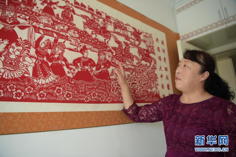 　　2月21日，在烏海市海南區(qū)新橋花園，李華在展示剪紙作品。新華社記者 李志鵬 攝