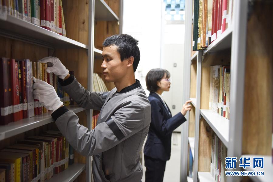 　　2月24日，四渡赤水紀念館陳列室的工作人員梁華、黃真（左）在庫房內(nèi)清點藏書。　　位于貴州省遵義市習水縣土城鎮(zhèn)的四渡赤水紀念館，是國家一級博物館，年接待參觀者超過百萬人次。作為四渡赤水紀念館陳列室的工作人員，他們不僅負責定期對館藏的萬余件紅軍文物進行清理、陳列和日常維護，還要對新征集文物完成鑒定、入庫、建檔等工作?！　”M管工作有些辛苦甚至枯燥，但他們表示，能夠保護宣傳紅色文化是自己的榮幸。　　新華社記者 劉續(xù) 攝