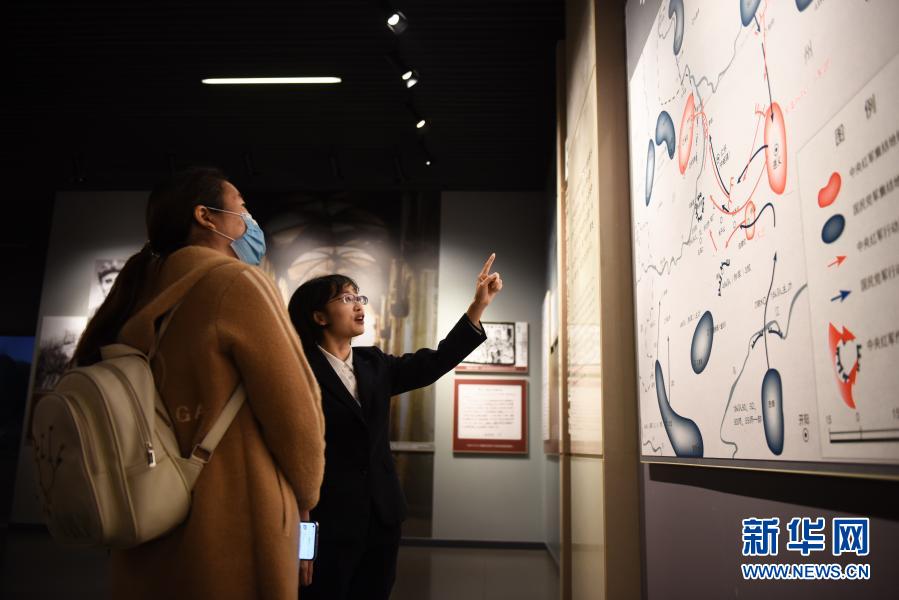 　　2月24日，四渡赤水紀念館陳列室的工作人員梁華在紀念館內(nèi)向觀眾講解?！　∥挥谫F州省遵義市習水縣土城鎮(zhèn)的四渡赤水紀念館，是國家一級博物館，年接待參觀者超過百萬人次。作為四渡赤水紀念館陳列室的工作人員，他們不僅負責定期對館藏的萬余件紅軍文物進行清理、陳列和日常維護，還要對新征集文物完成鑒定、入庫、建檔等工作?！　”M管工作有些辛苦甚至枯燥，但他們表示，能夠保護宣傳紅色文化是自己的榮幸?！　⌒氯A社記者 劉續(xù) 攝