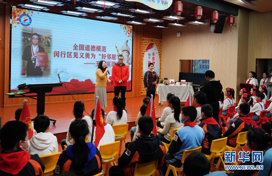 　　3月1日，王海濱（中）在活動(dòng)現(xiàn)場(chǎng)與學(xué)生互動(dòng)?！　‘?dāng)日，上海閔行區(qū)航華第一小學(xué)舉辦“弘揚(yáng)雷鋒精神 感悟勞動(dòng)價(jià)值”主題活動(dòng)，邀請(qǐng)全國(guó)道德模范王海濱同學(xué)生分享從事志愿服務(wù)工作的心得，勉勵(lì)學(xué)生積極參與志愿活動(dòng)?！　⌒氯A社記者 方喆 攝