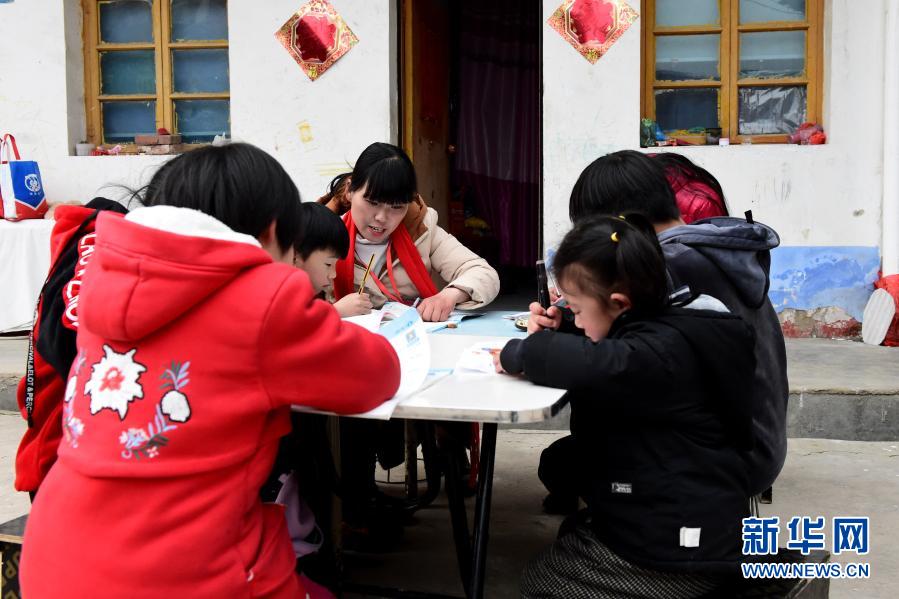 　　3月3日，安徽省阜陽市潁上縣古城鎮(zhèn)“村嫂”志愿者朱飛娟在輔導(dǎo)留守兒童?！　≡诎不帐「逢柺袧}上縣的社區(qū)和鄉(xiāng)村，活躍著一批志愿者，她們是普通的農(nóng)村婦女，熱心村務(wù)，積極投身志愿服務(wù)，被群眾親切地稱為“村嫂”志愿者。　　2020年以來，潁上縣在全縣349個(gè)行政村和社區(qū)累計(jì)推選出4322名“村嫂”，她們?cè)诨鶎右痪€宣傳政策法規(guī)，照顧孤寡老人，關(guān)愛留守兒童，打通了服務(wù)群眾的“最后一米”?！　⌒氯A社記者 黃博涵 攝