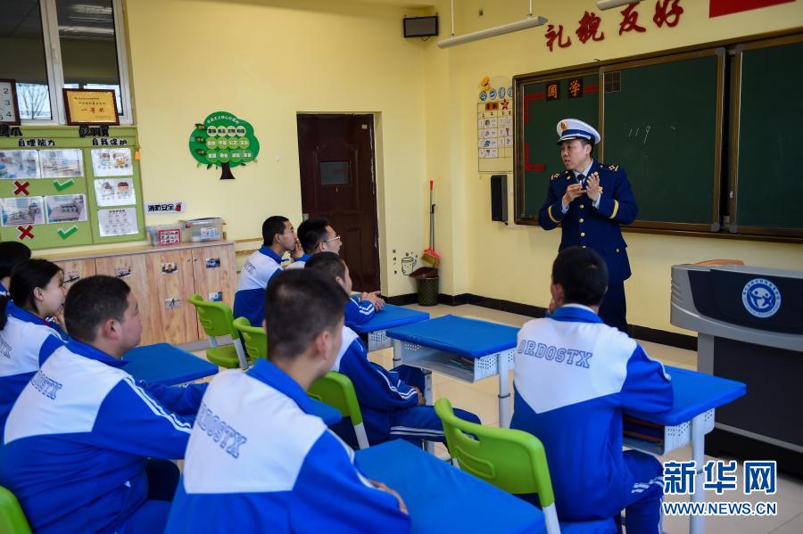 　　3月4日，消防員指導(dǎo)鄂爾多斯市特殊教育學(xué)校學(xué)生使用高壓水槍?！　‘?dāng)日，內(nèi)蒙古鄂爾多斯市消防救援支隊(duì)走進(jìn)鄂爾多斯市特殊教育學(xué)校，通過開展消防安全演練、宣講消防安全知識、學(xué)習(xí)滅火技能等方式，增強(qiáng)特教孩子在火災(zāi)中的自救互救及逃生能力?！　⌒氯A社記者 彭源 攝
