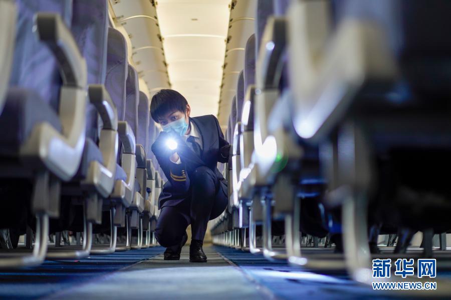 　　2月25日，華夏航空的女子航空安全員劉瑤在客機機艙內(nèi)進行安全檢查?！　≡谖覀兂俗拿裼每蜋C上，有這么一群人，他們承擔著飛機上的安全保衛(wèi)工作，他們就是航空安全員，也被人們親切地稱為“藍天衛(wèi)士”?！　∪A夏航空有一支女子航空安全員班組名為“蘭赟班組”，寓意“藍天上文武雙全的花木蘭”。蘭赟班組共有5人，平均年齡26歲，這群姑娘有著不服輸?shù)捻g勁，與男隊員同戰(zhàn)同訓，不拖后腿不掉鏈子。不僅如此，她們細致、周到、耐心、溫和的性格品質(zhì)，在處理一些特殊安全事件時獨具優(yōu)勢。她們用實際行動，履行著“藍天衛(wèi)士”的職責，守護著旅客的出行安全。　　新華社記者 劉潺 攝