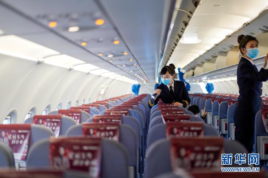 　　2月25日，華夏航空女子航空安全員在客機機艙內(nèi)進行安全檢查?！　≡谖覀兂俗拿裼每蜋C上，有這么一群人，他們承擔著飛機上的安全保衛(wèi)工作，他們就是航空安全員，也被人們親切地稱為“藍天衛(wèi)士”。　　華夏航空有一支女子航空安全員班組名為“蘭赟班組”，寓意“藍天上文武雙全的花木蘭”。蘭赟班組共有5人，平均年齡26歲，這群姑娘有著不服輸?shù)捻g勁，與男隊員同戰(zhàn)同訓，不拖后腿不掉鏈子。不僅如此，她們細致、周到、耐心、溫和的性格品質(zhì)，在處理一些特殊安全事件時獨具優(yōu)勢。她們用實際行動，履行著“藍天衛(wèi)士”的職責，守護著旅客的出行安全?！　⌒氯A社記者 劉潺 攝