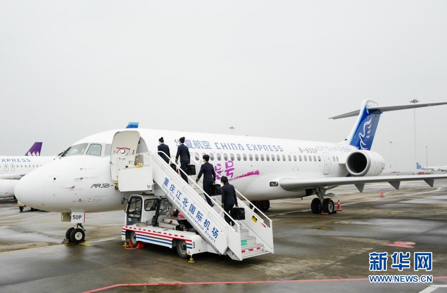 　　2月25日，華夏航空的女子航空安全員登上客機，準備進行航班起飛前的航空安全檢查?！　≡谖覀兂俗拿裼每蜋C上，有這么一群人，他們承擔著飛機上的安全保衛(wèi)工作，他們就是航空安全員，也被人們親切地稱為“藍天衛(wèi)士”?！　∪A夏航空有一支女子航空安全員班組名為“蘭赟班組”，寓意“藍天上文武雙全的花木蘭”。蘭赟班組共有5人，平均年齡26歲，這群姑娘有著不服輸?shù)捻g勁，與男隊員同戰(zhàn)同訓，不拖后腿不掉鏈子。不僅如此，她們細致、周到、耐心、溫和的性格品質(zhì)，在處理一些特殊安全事件時獨具優(yōu)勢。她們用實際行動，履行著“藍天衛(wèi)士”的職責，守護著旅客的出行安全?！　⌒氯A社記者 劉潺 攝