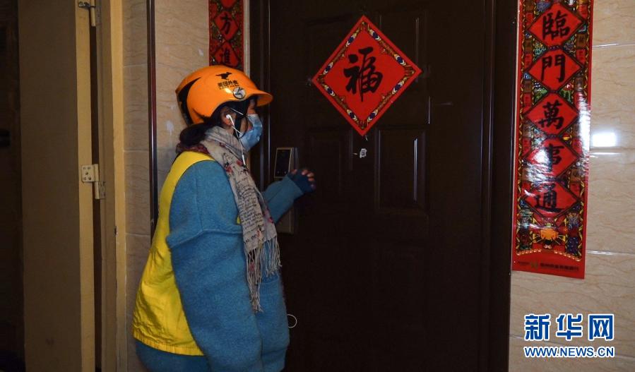 　　美團(tuán)外賣(mài)“媽媽騎手”趙萍在工作中（2020年11月28日攝）?！　⌒氯A社記者 蔣成 攝