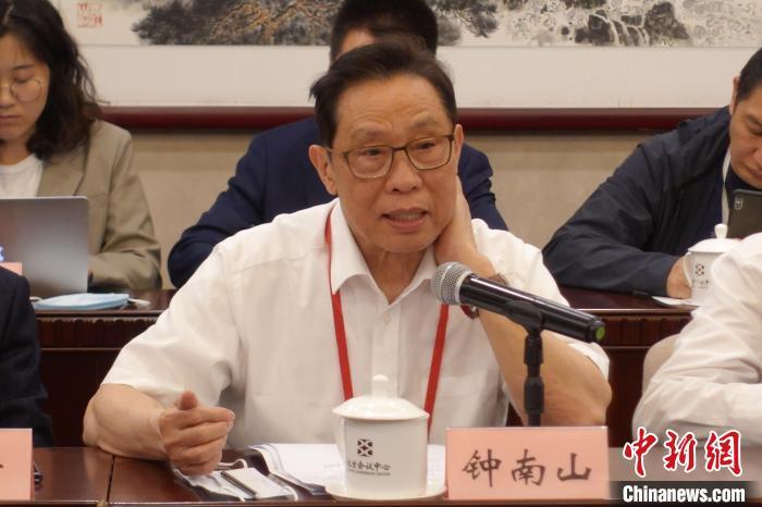 鐘南山院士在會(huì)上發(fā)言。郝凌宇 攝